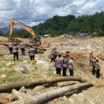 Pemulihan Akses Warga, Brimob Jambi Bangun Jembatan Darurat Antar Desa Kampung Tengah Timur dan Padang Landua