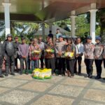 Humanis di Garis Depan, Brimob Jambi Bagikan Tali Asih kepada Massa Aksi Damai Masyarakat SAD