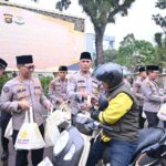 Kapolda Jambi Bersama Bhayangkari, OKP dan Ormas Bagikan Takjil kepada Masyarakat dan Ojek Online