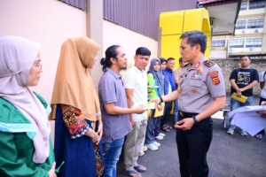 Kapolda Jambi Berikan Tali Asih kepada Korban Kebakaran Aspol Polda Jambi, Wujud Kepedulian dan Empati Polri
