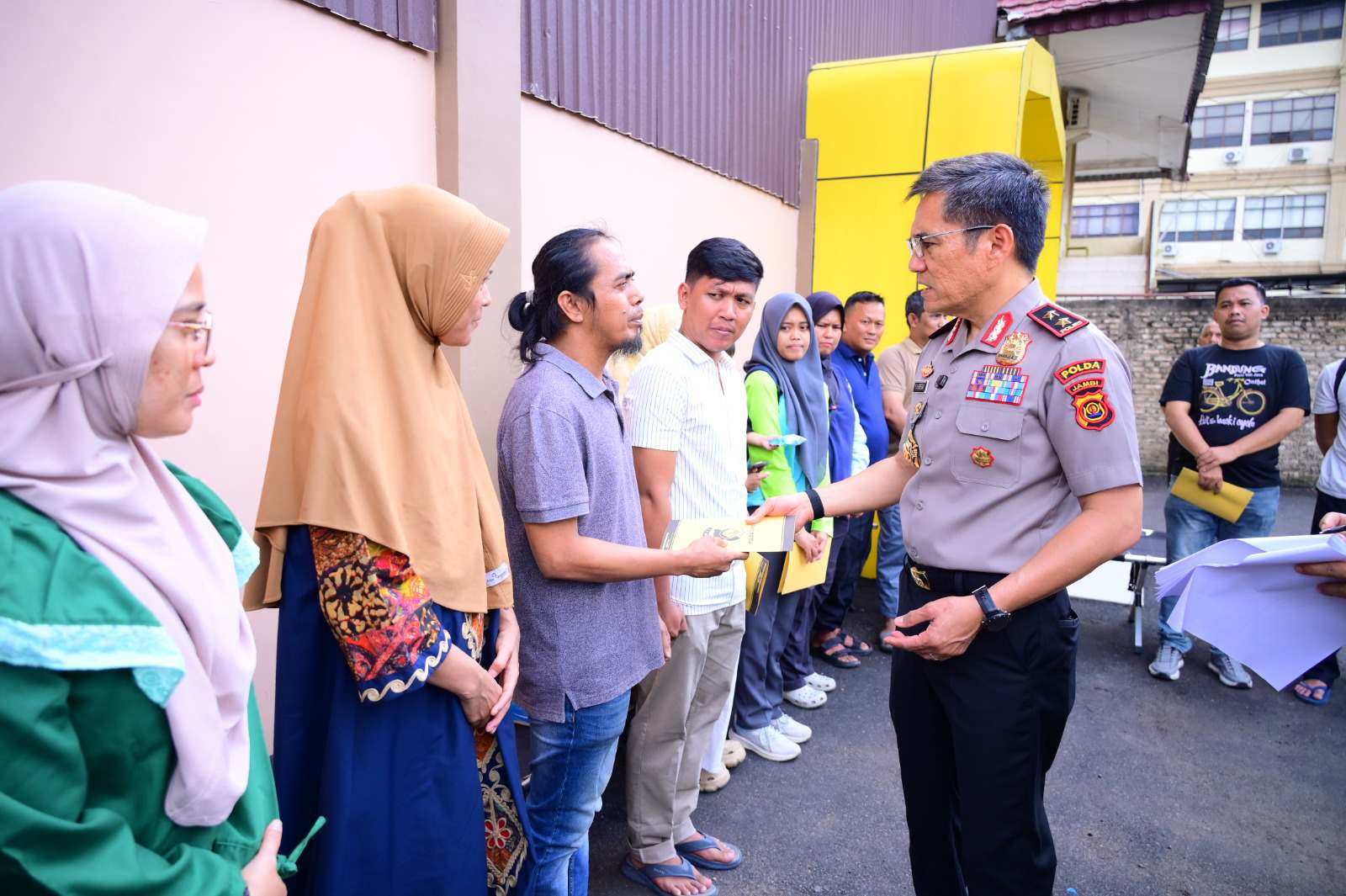 Kapolda Jambi Berikan Tali Asih kepada Korban Kebakaran Aspol Polda Jambi, Wujud Kepedulian dan Empati Polri