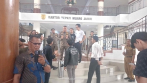 Bupati Tak Temui Massa, Aksi Mahasiswa di Kantor Bupati Muaro Jambi Memanas, Soroti Transparansi Anggaran hingga Dugaan Pengaturan Proyek