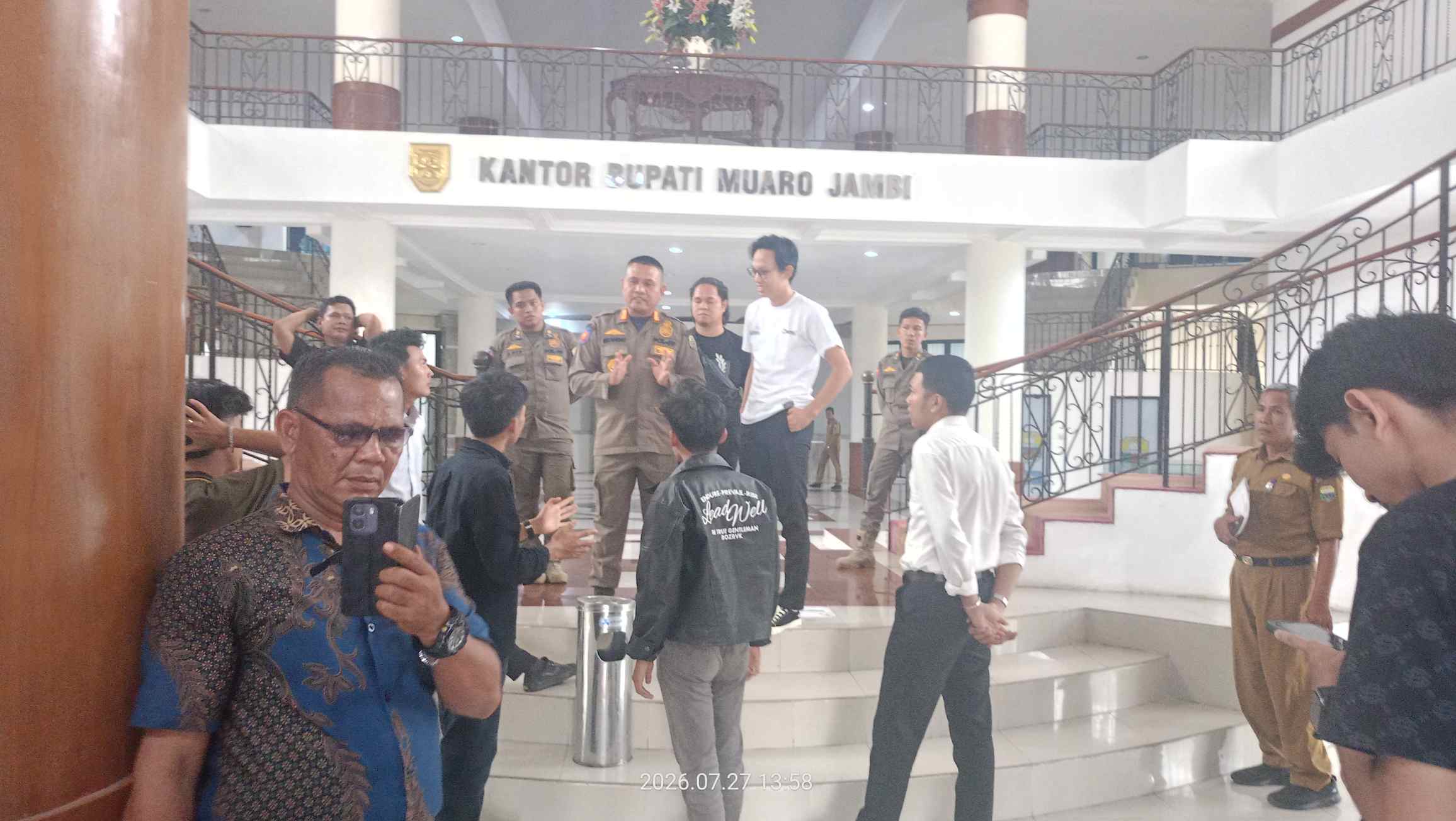 Bupati Tak Temui Massa, Aksi Mahasiswa di Kantor Bupati Muaro Jambi Memanas, Soroti Transparansi Anggaran hingga Dugaan Pengaturan Proyek