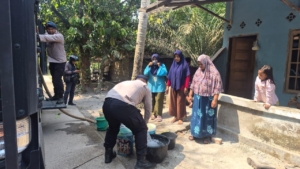 Brimob Polda Jambi Salurkan Air Bersih untuk Pesantren dan Masyarakat
