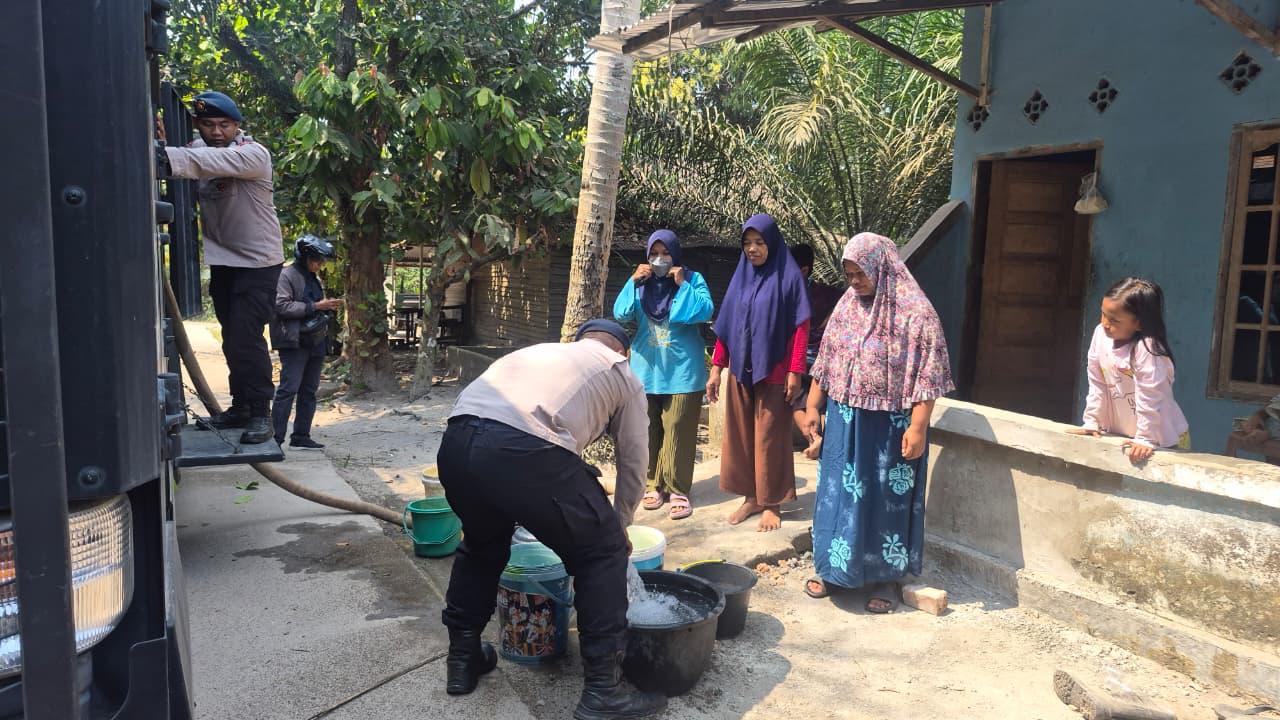 Brimob Polda Jambi Salurkan Air Bersih untuk Pesantren dan Masyarakat