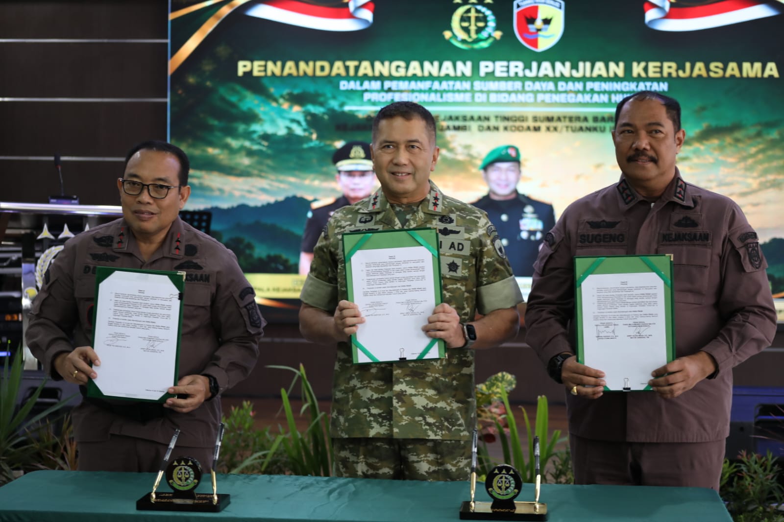 Perkuat Sinergi Penegakan Hukum, Kejati Jambi dan Kodam XX/Tuanku Imam Bonjol Tandatangani Perjanjian Kerja Sama
