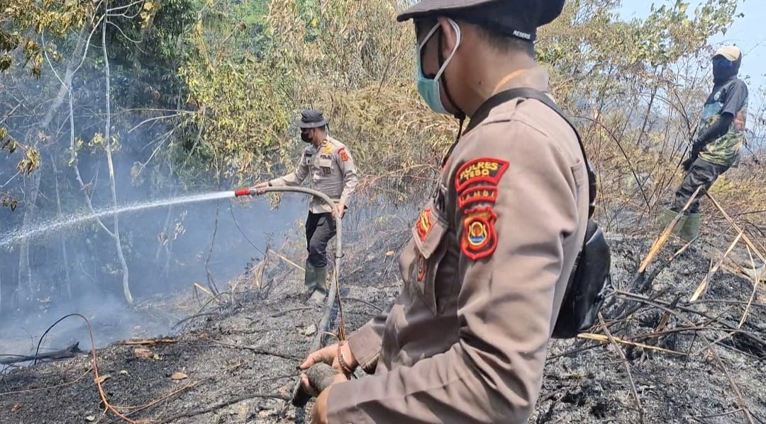 Polres Tebo Bersama TNI dan Instansi Terkait Tangani Karhutla di Sejumlah Wilayah