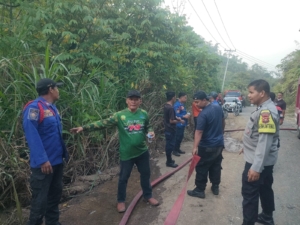 Polsek Sungai Penuh Bersama Damkar Padamkan Karhutla Seluas 0,5 Hektare di Ulu Air