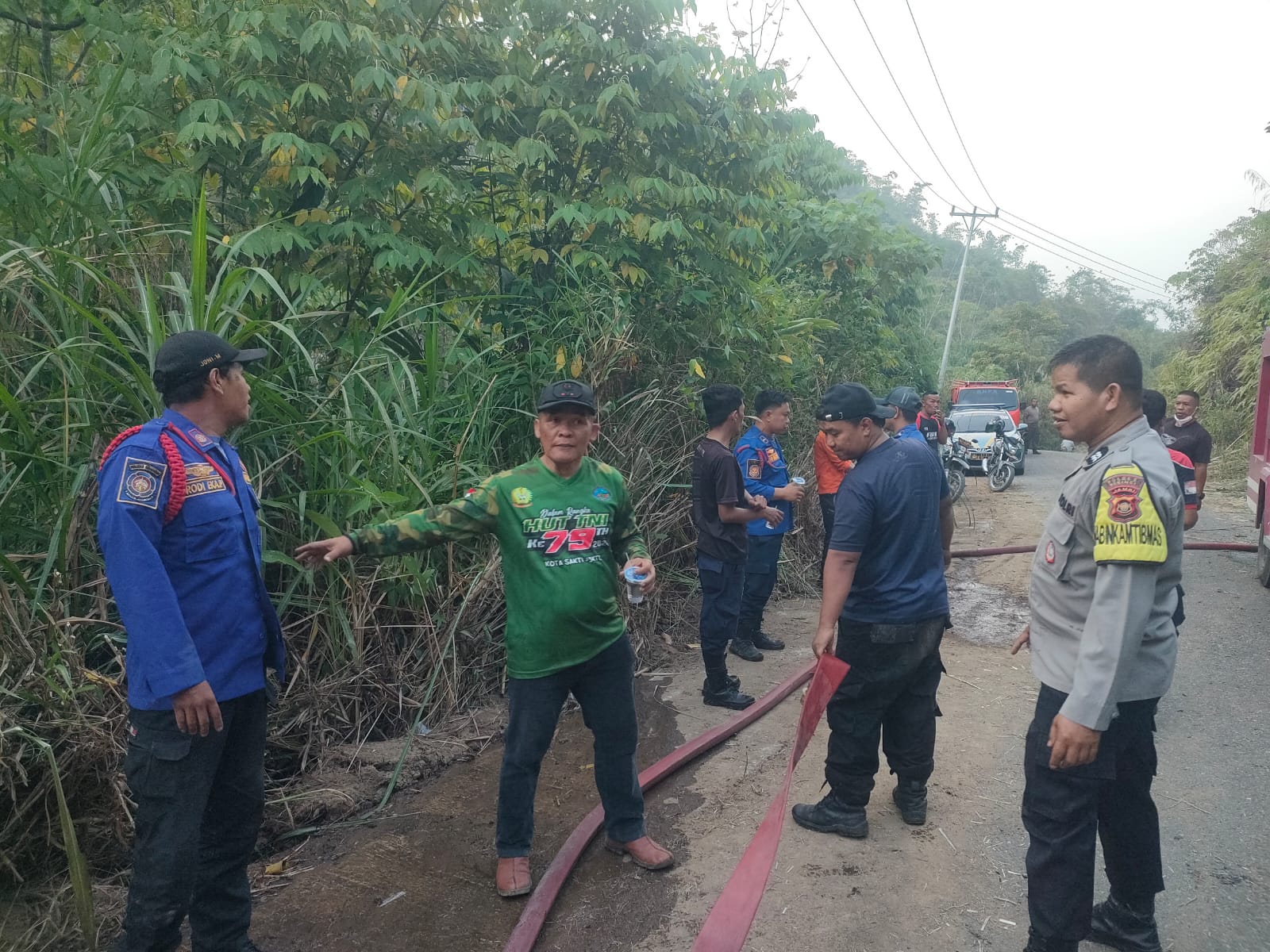 Polsek Sungai Penuh Bersama Damkar Padamkan Karhutla Seluas 0,5 Hektare di Ulu Air