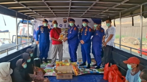 Ditpolairud Polda Jambi Sambangi Warga, Bagikan Masker dan Sembako di Tengah Kabut Asap
