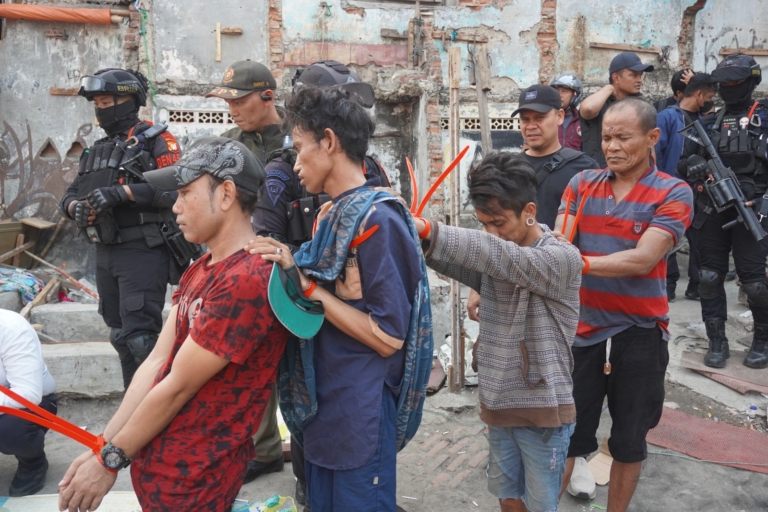 Polda Metro Jaya Gelar Operasi P4GN di Kampung Boncos, Empat Pria Diamankan dan Sejumlah Barang Bukti Disita